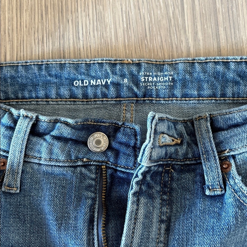 Old Navy Extra High Rise Straight Leg Jeans Size 8 NWT Medium Wash - Picture 2 of 5